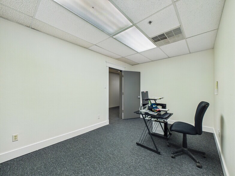 More Photos Of 25222 Glen Loch Dr, Spring Coworking Space
