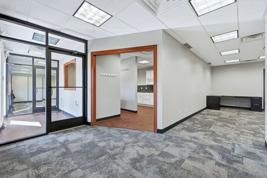 More Photos Of 2150 N Pointe Dr, Warsaw Office For Lease