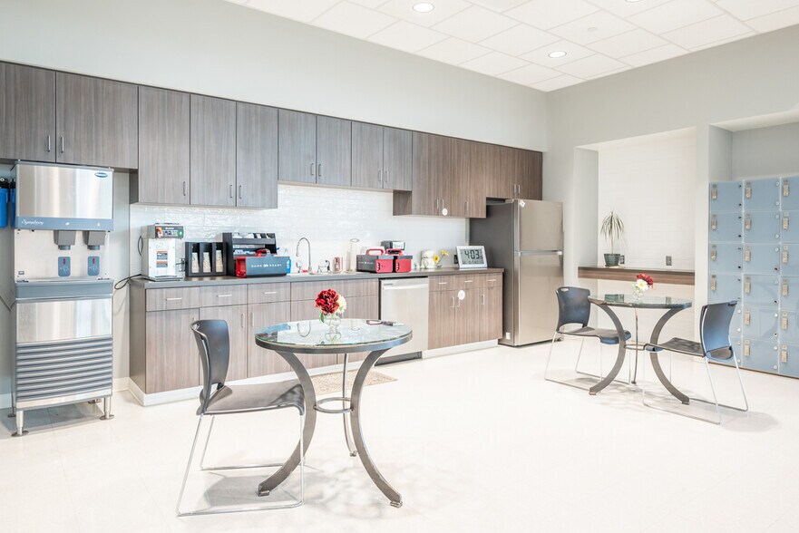 More Photos Of 225 Tomlinson Dr, Starkville Office For Sale