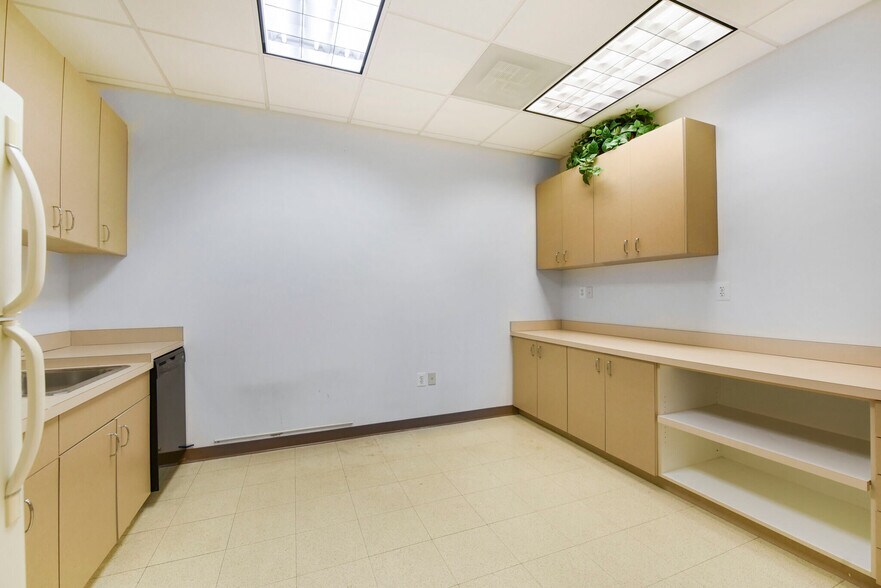 More Photos Of 46175 Westlake Dr, Sterling Medical For Sale