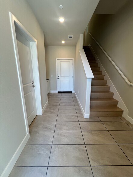 More Photos Of 3005 Cochran St, Simi Valley Specialty For Lease