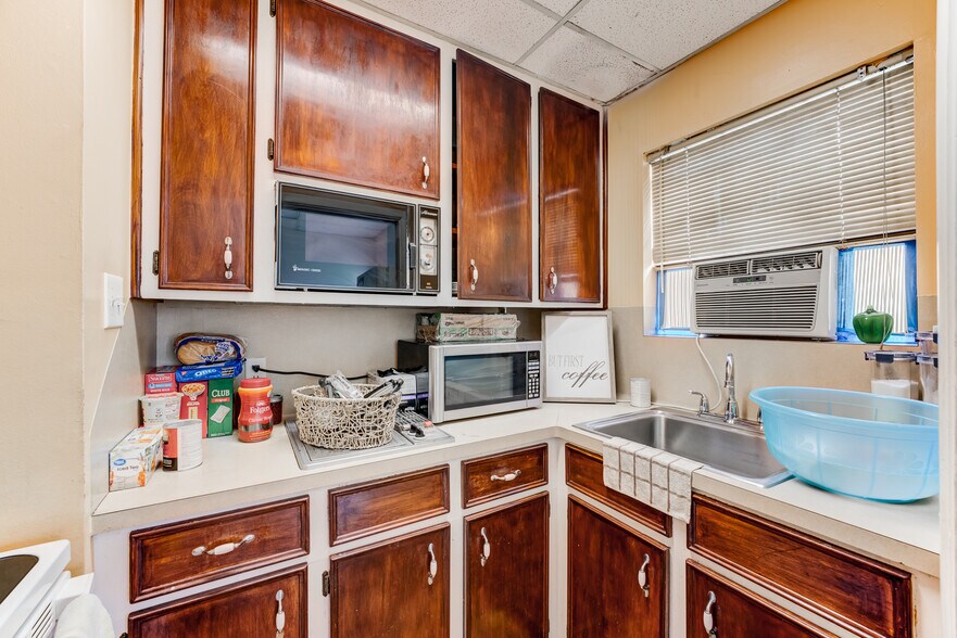 More Photos Of 811 N Travis St, Liberty Apartments For Sale