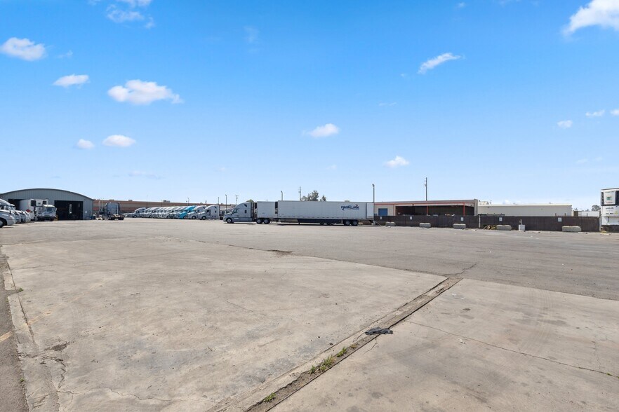 More Photos Of 4451 N Brawley Ave, Fresno Warehouse For Sale