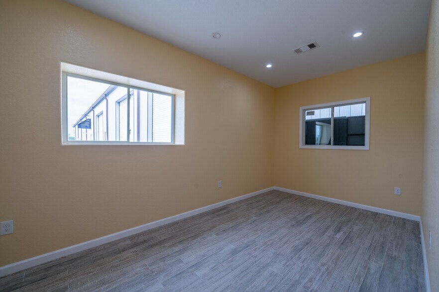 More Photos Of 6424 Queenston Blvd, Houston Light Distribution For Sale