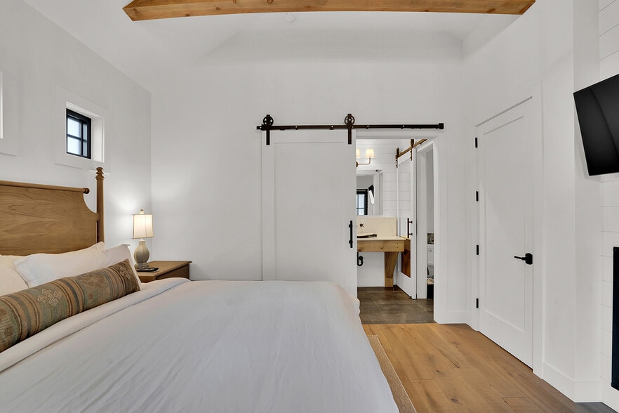 More Photos Of 560 E Main Ave, Sisters Hotel For Sale