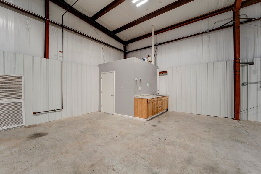 More Photos Of 2594 E Heritage Pkwy, Farmington Warehouse For Lease