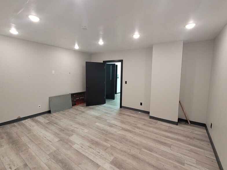 More Photos Of N96W15504-N96W15508 County Line Rd, Germantown Flex For Lease