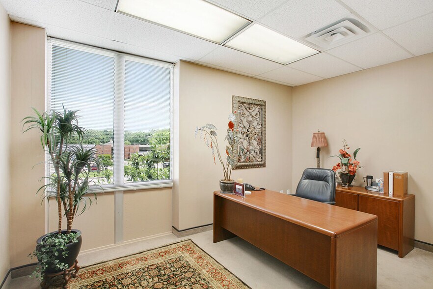 More Photos Of 1602 Pinhook Rd, Lafayette Medical For Lease