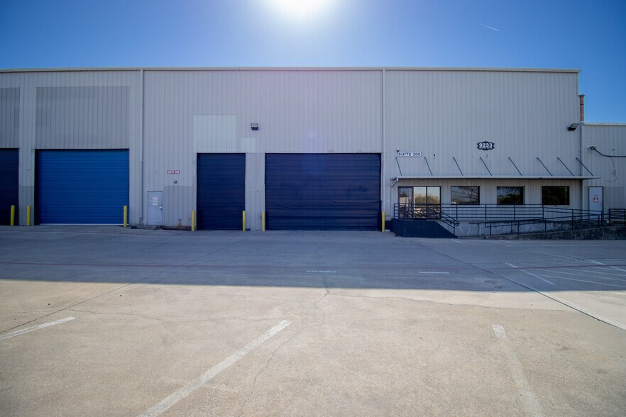 More Photos Of 9233 Denton Dr, Dallas Warehouse For Lease