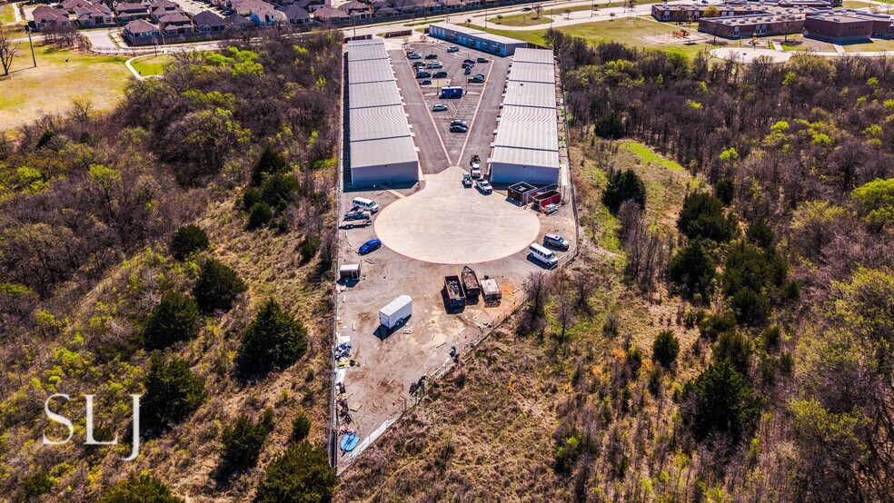 More Photos Of 1518 Navo Rd, Aubrey Showroom For Sale