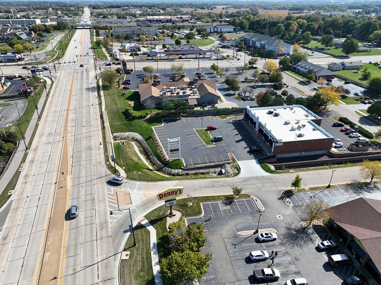 More Photos Of 7431-7451 E State St, Rockford Unknown For Lease