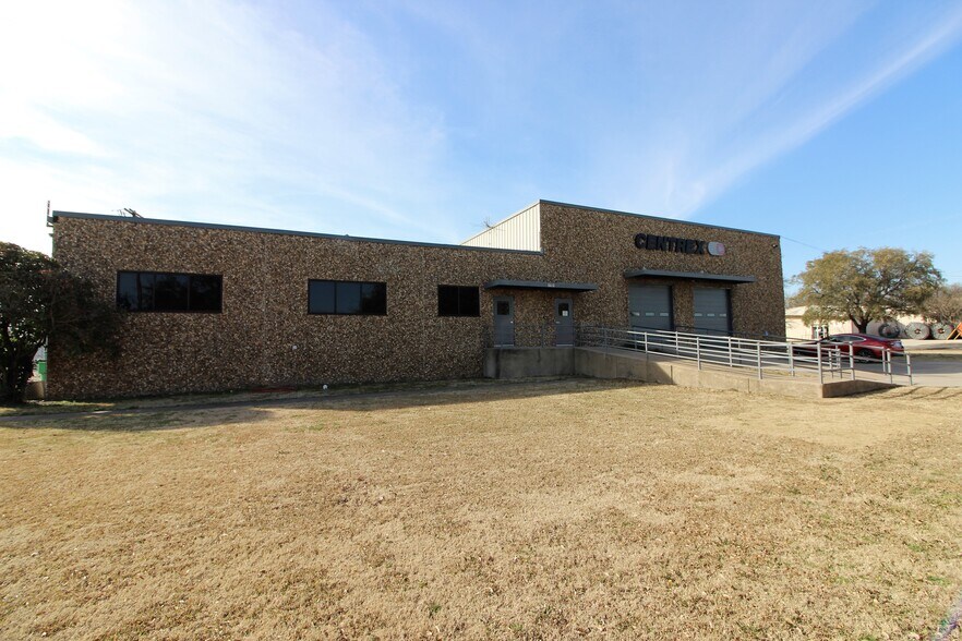 More Photos Of 1101 Woods St, Gainesville Warehouse For Lease