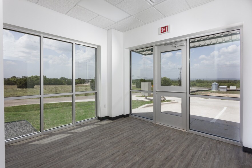 More Photos Of 121 CR 423, Spicewood Unknown For Lease