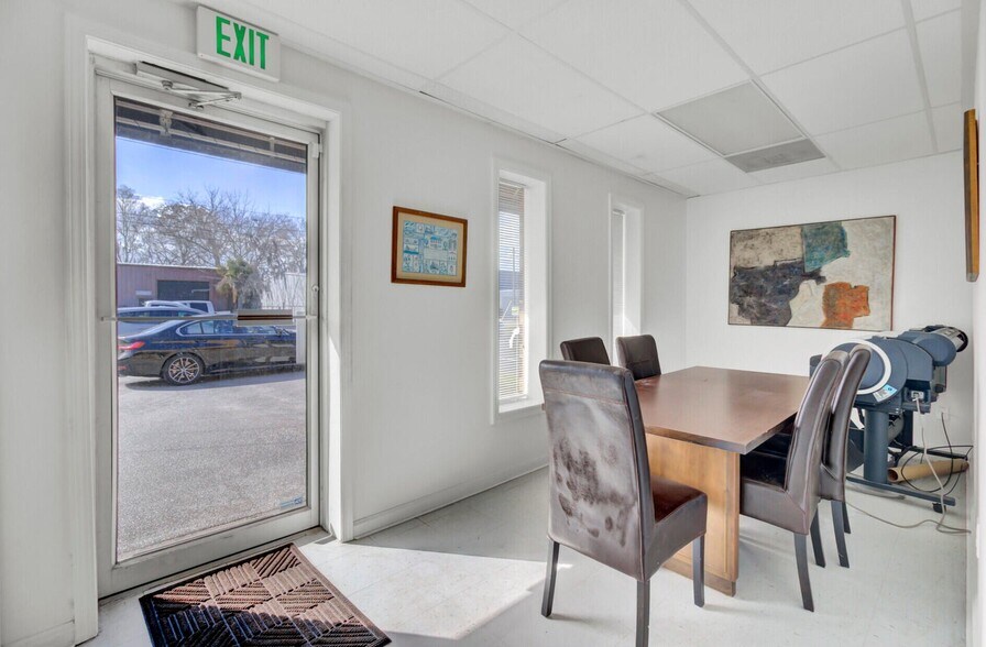 More Photos Of 1950 Belgrade Ave, Charleston Office For Lease
