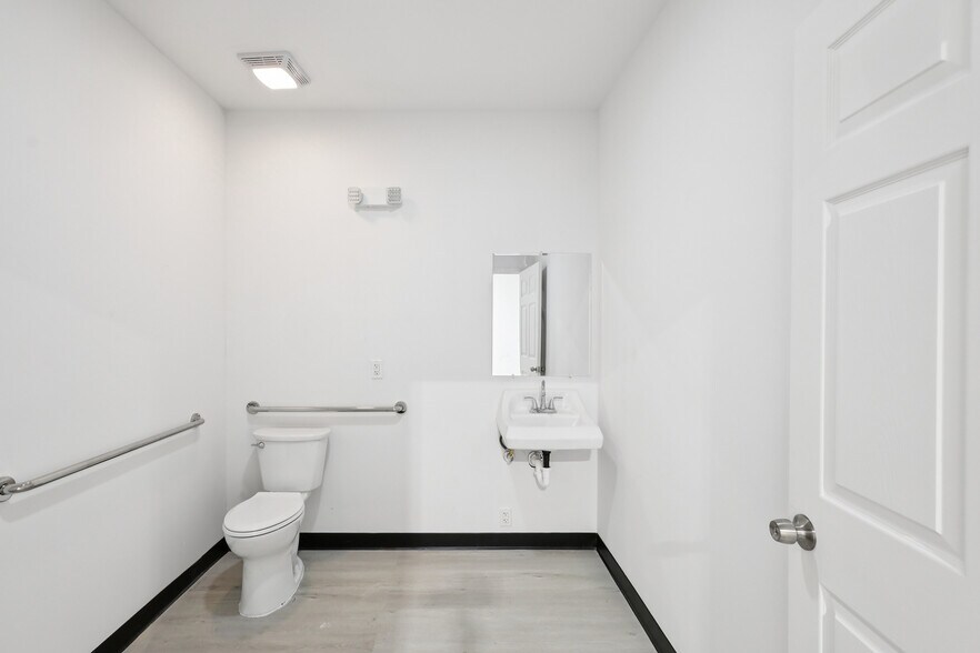 More Photos Of 1105 Colorado Ln, Arlington Unknown For Lease