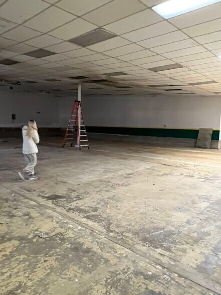 More Photos Of 728 Stanton Christiana Rd, Newark Warehouse For Lease