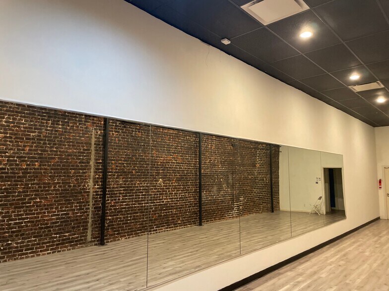 More Photos Of 2234-2236 Honolulu Ave, Montrose Storefront For Lease