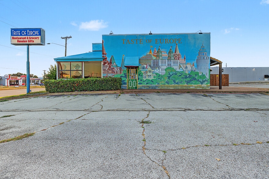 More Photos Of 1901 W Pioneer Pky, Arlington Restaurant For Sale