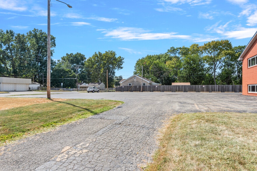 More Photos Of 2445 S 5th St, Springfield Office For Sale