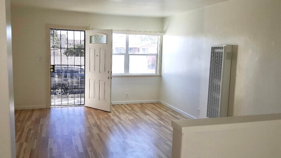 More Photos Of 11533 Truro Ave, Hawthorne Apartments For Sale