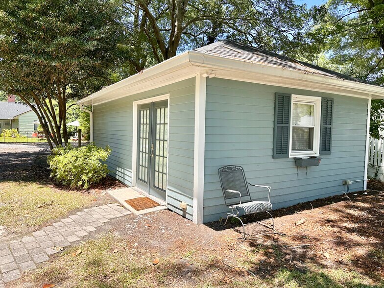 More Photos Of 615 College St, Clinton Hotel For Sale