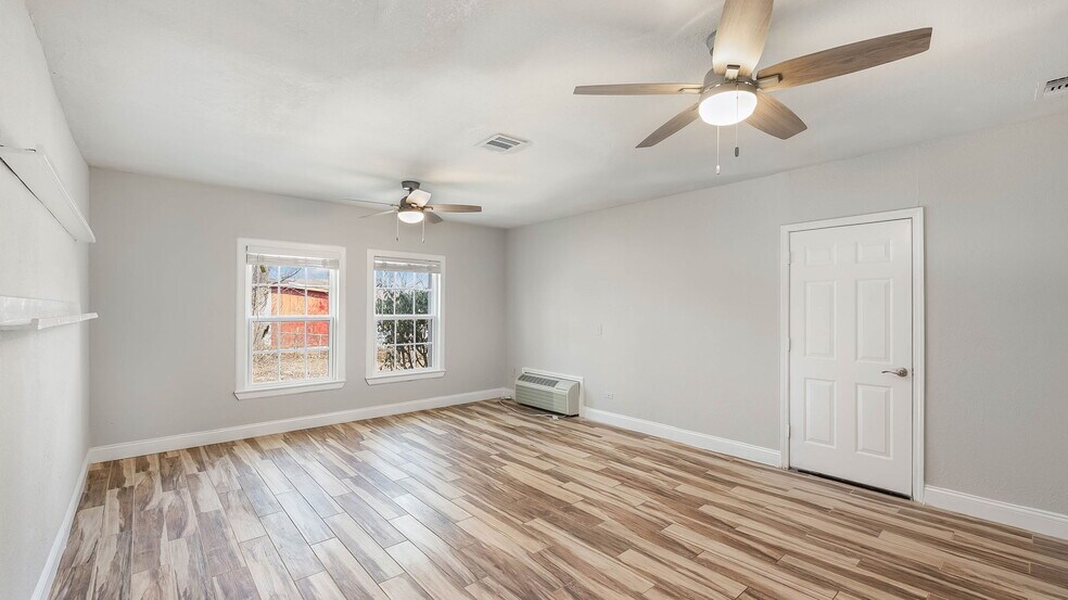 More Photos Of 916 Toepperwein Rd, Converse Loft Creative Space For Lease