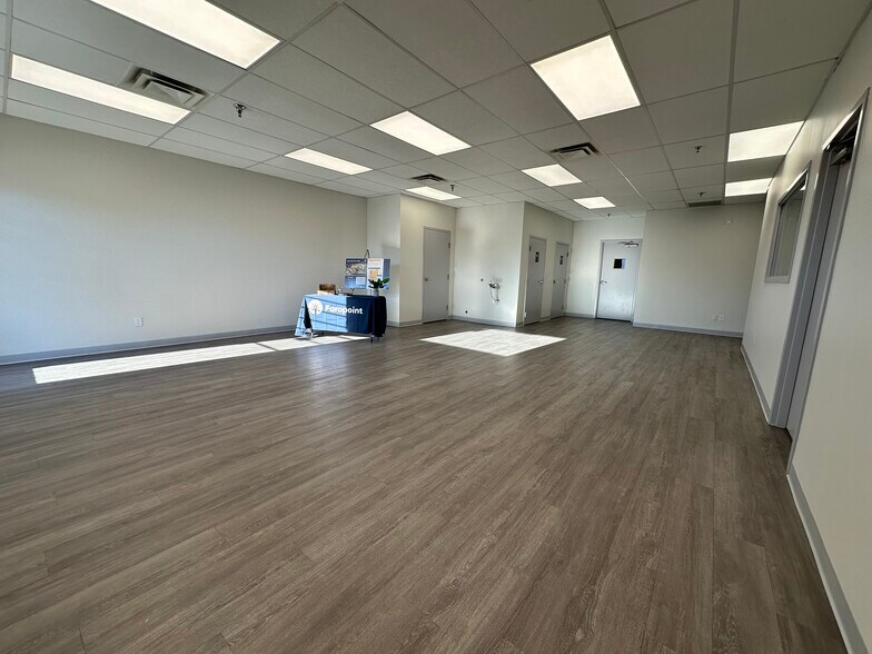 More Photos Of 3338-3344 Democrat Rd, Memphis Distribution For Lease