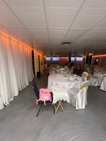 More Photos Of 3858-3870 Notre-Dame, Laval Office For Sale