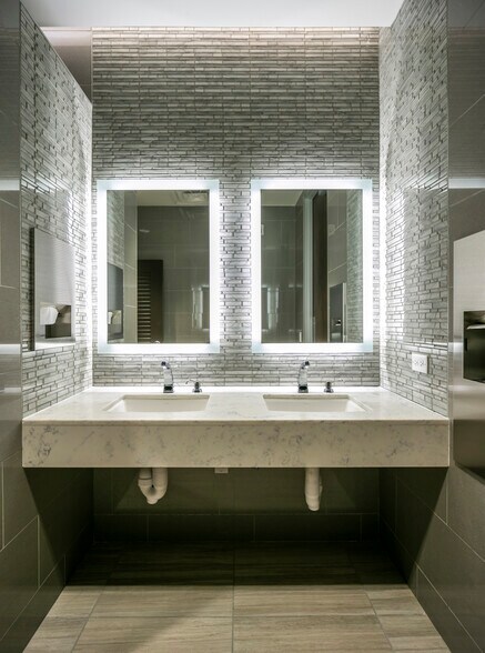 More Photos Of 8731 Katy Fwy, Houston Medical For Lease