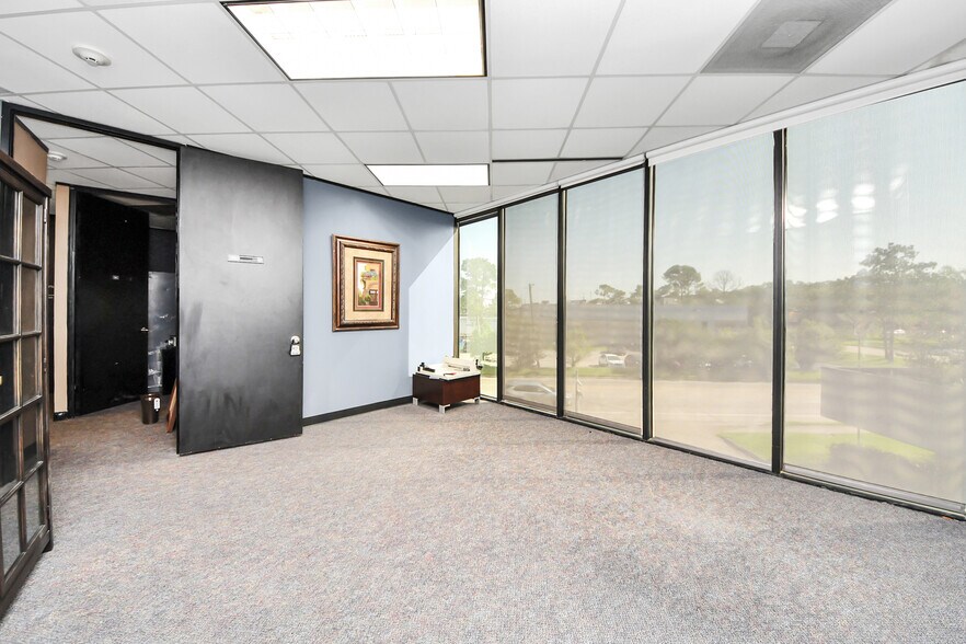 More Photos Of 6100 Corporate Dr, Houston Office For Sale