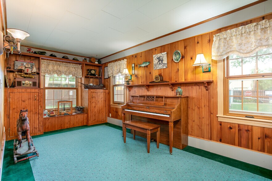 More Photos Of 313 1st Ave, Laurel Office For Sale