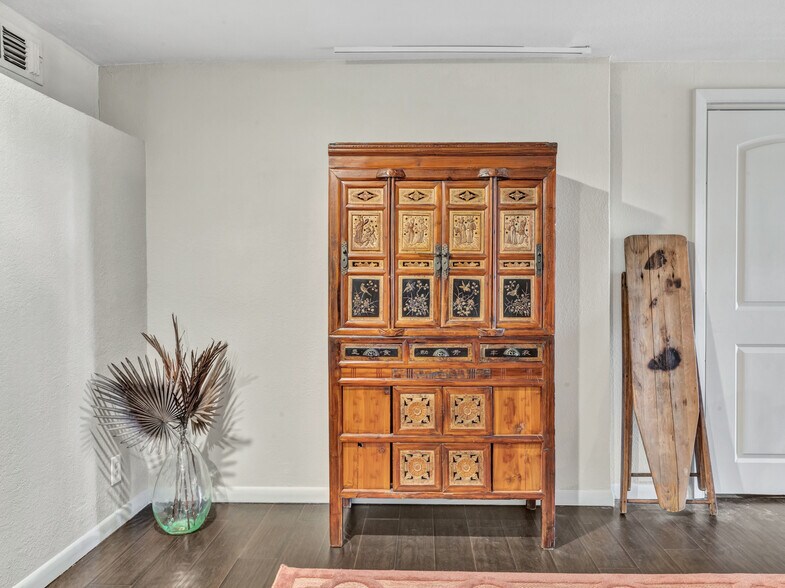 More Photos Of 106 W Main St, Pilot Point Storefront For Sale