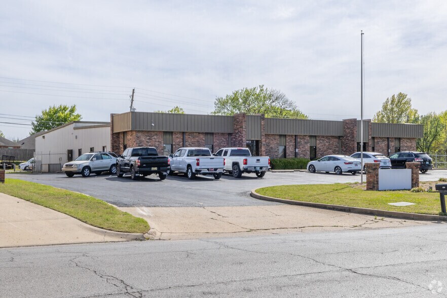 Primary Photo Of 1815 W Detroit St, Broken Arrow Service For Lease
