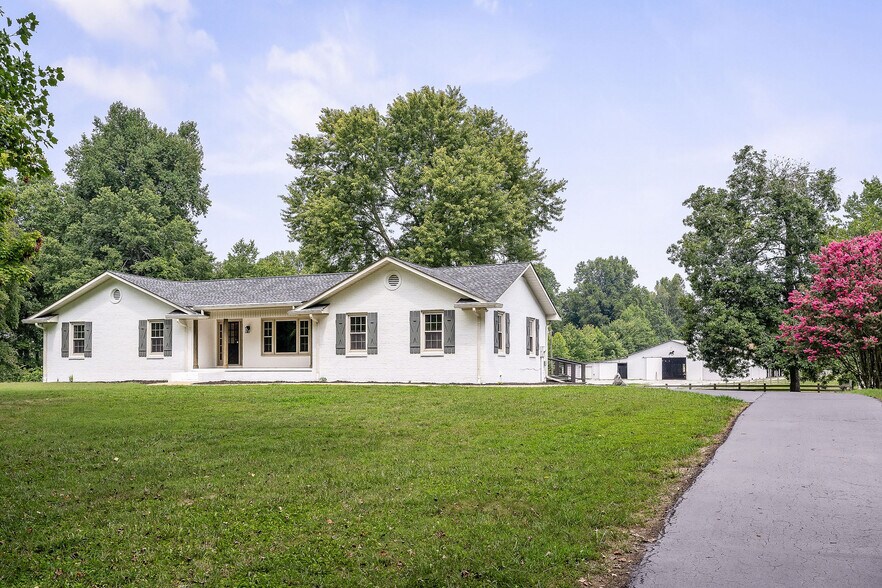 More Photos Of 1499 W Whitehall Rd, Cookeville Light Distribution For Sale