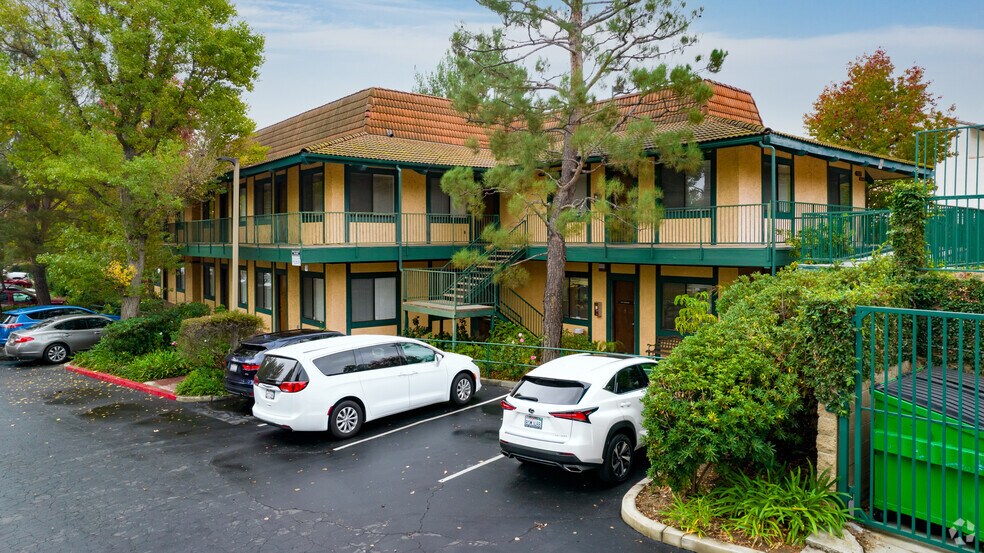 More Photos Of 22231 Mulholland Hwy, Calabasas Office For Lease