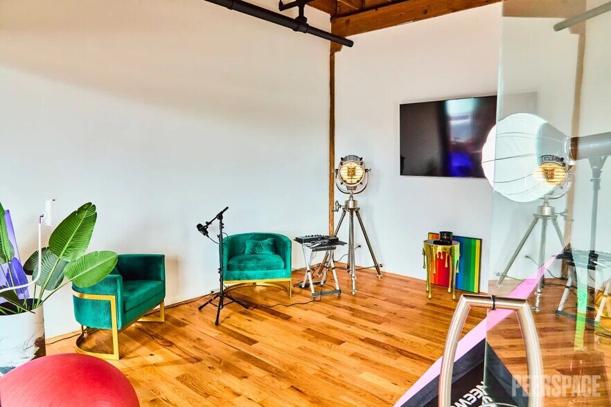 More Photos Of 210 N Racine Ave, Chicago Office For Lease