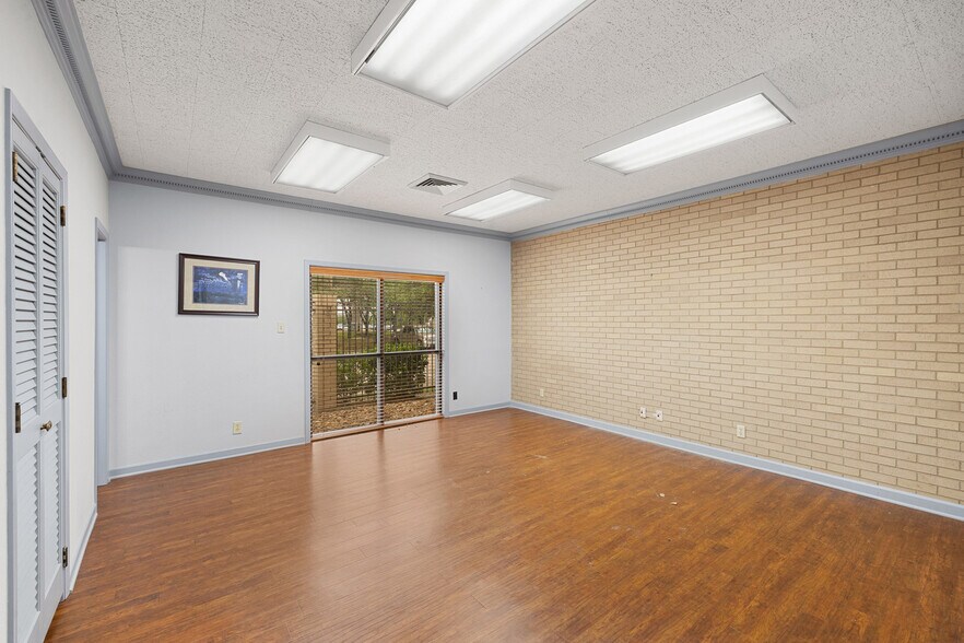 More Photos Of 1215 E Villa Maria Rd, Bryan Office For Sale