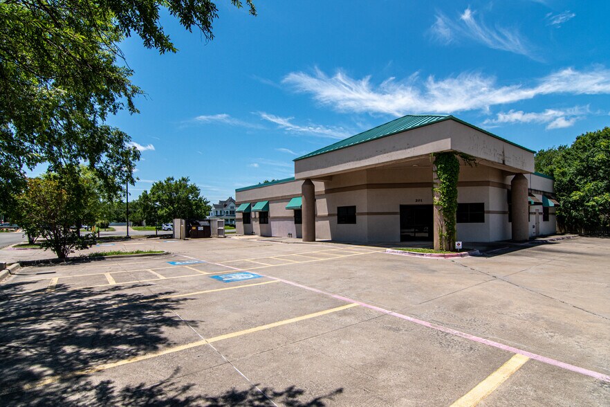 More Photos Of 201 W 5th St, Bonham Medical For Lease