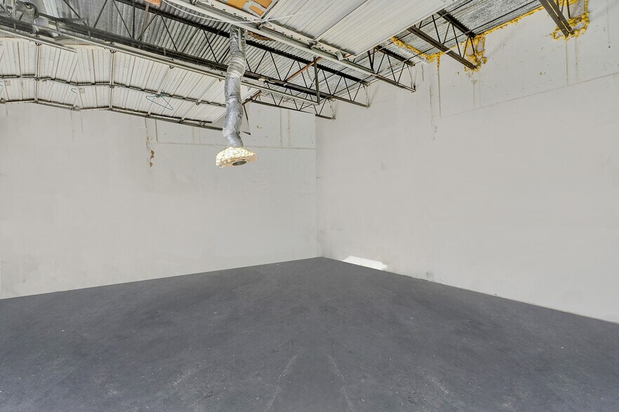 More Photos Of 959 NE Floranada Rd, Oakland Park Showroom For Lease