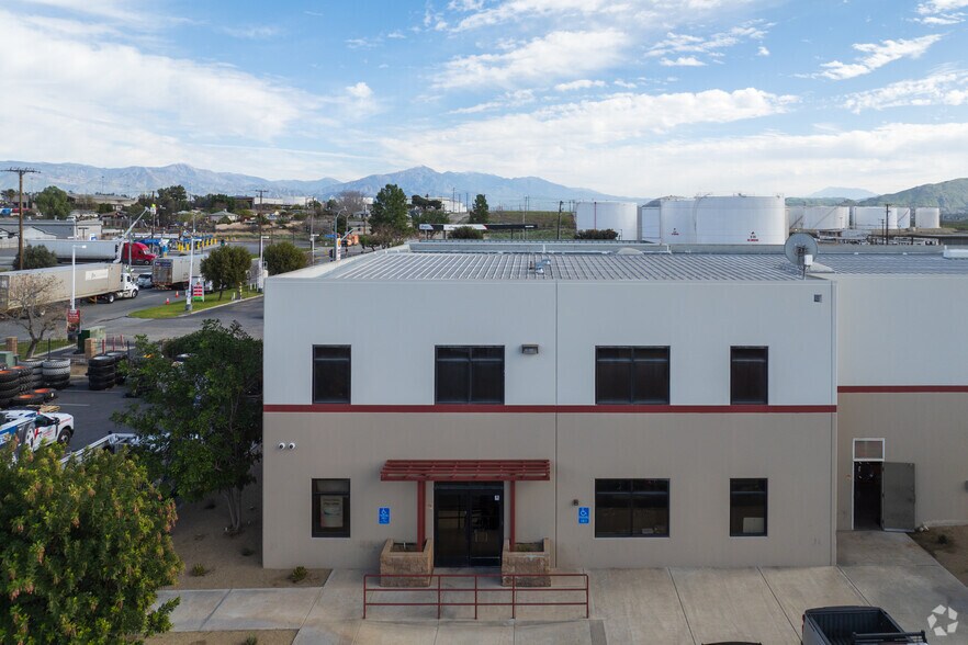 More Photos Of 205 W Slover Ave, Bloomington Warehouse For Lease