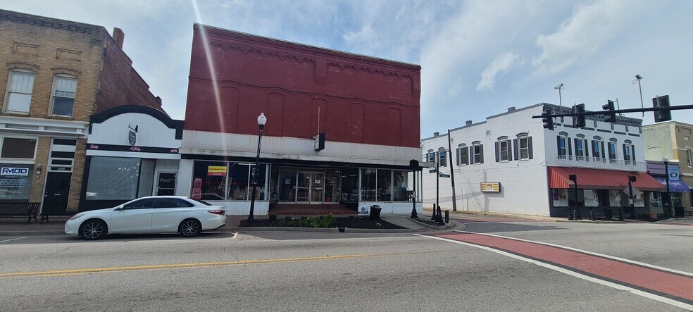 More Photos Of 400 S Main St, Emporia Restaurant For Lease