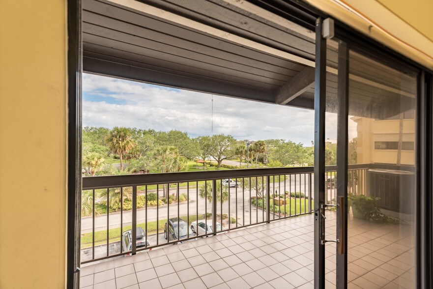 More Photos Of 2210 S Front St, Melbourne Office For Lease