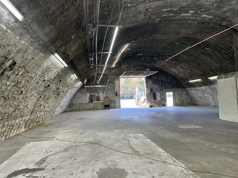 More Photos Of 124 W Hickory, Strafford Warehouse For Lease