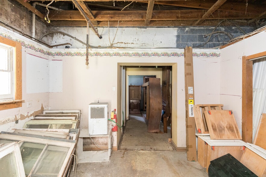 More Photos Of 1340 W Main St, Wytheville Loft Creative Space For Sale