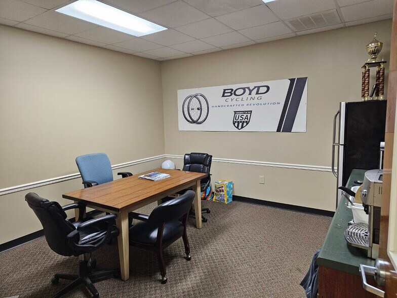 More Photos Of 1105 Old Buncombe Rd, Greenville Flex For Lease