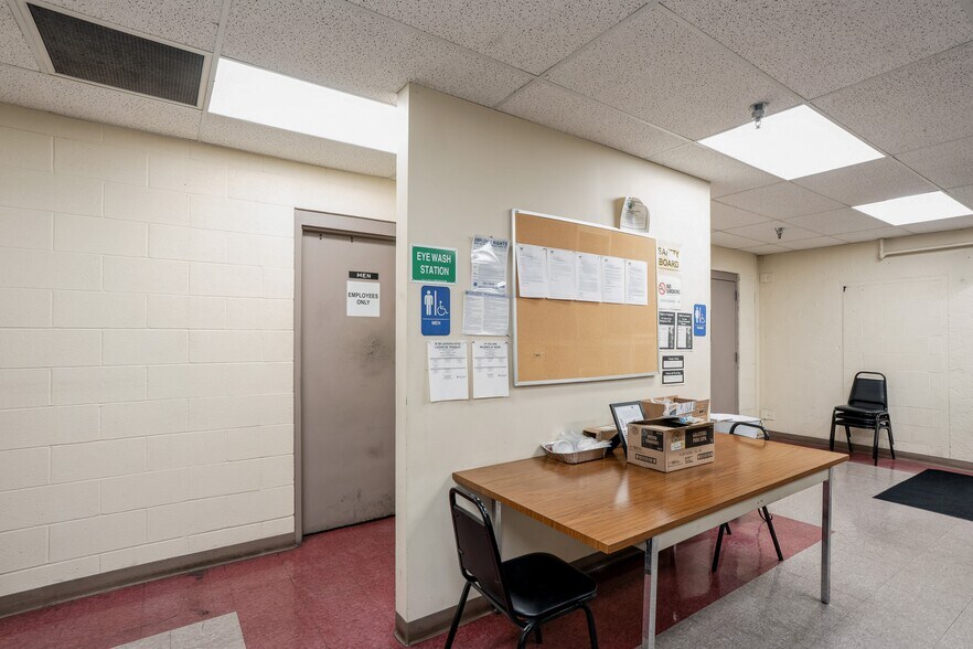 More Photos Of 2301 Fleur Dr, Des Moines Warehouse For Sale