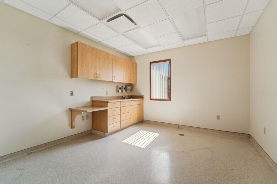 More Photos Of 790 Eastgate Dr, Ripon Medical For Sale