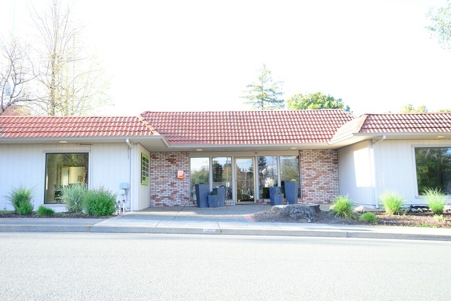 More Photos Of 390 W Standley St, Ukiah Office For Lease
