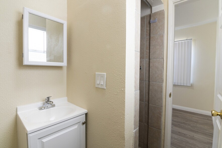 More Photos Of 1930 S Oxford Ave, Los Angeles Apartments For Sale