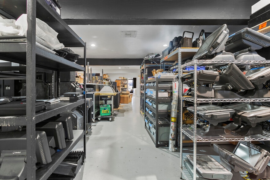 More Photos Of 22520-22522 Ventura Blvd, Woodland Hills Storefront Retail Office For Lease